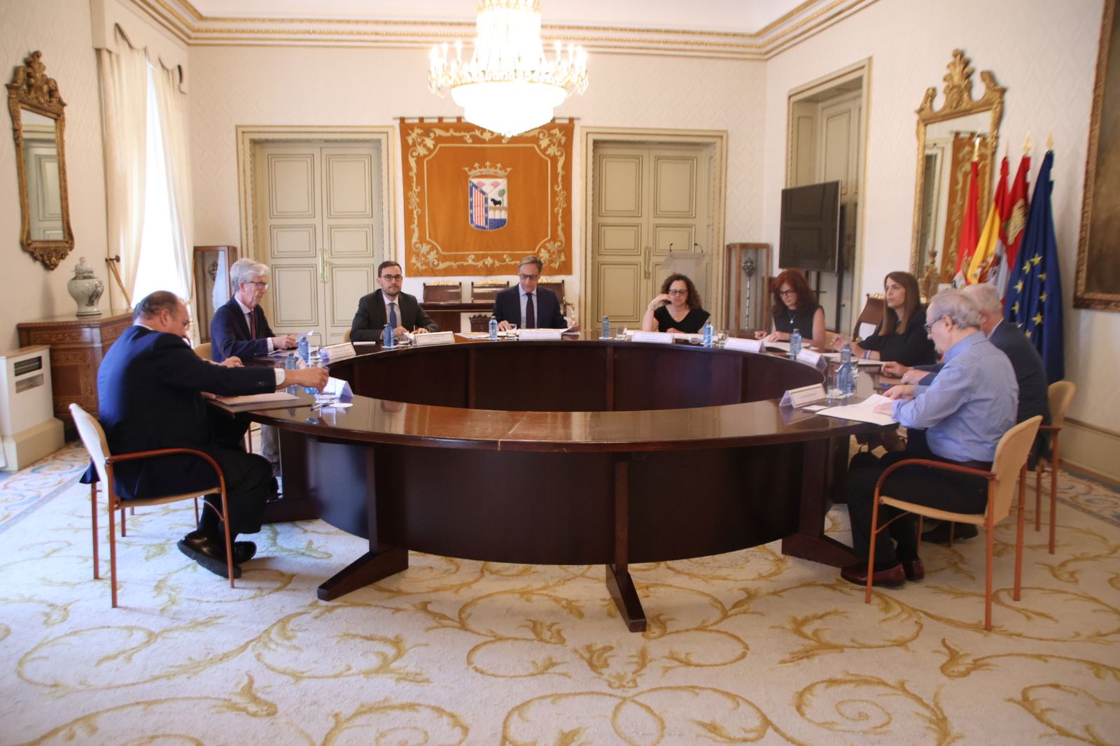 El alcalde de Salamanca, Carlos García Carbayo, preside la reunión del Jurado de Honores y Distinciones