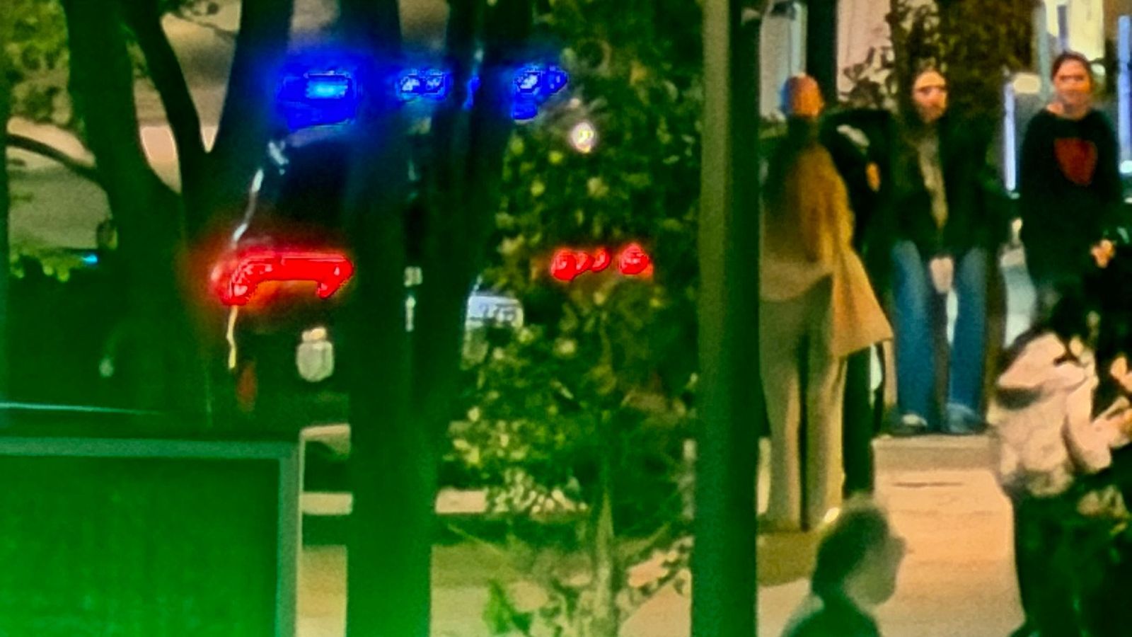 La mujer siendo identificada en el lugar de los hechos