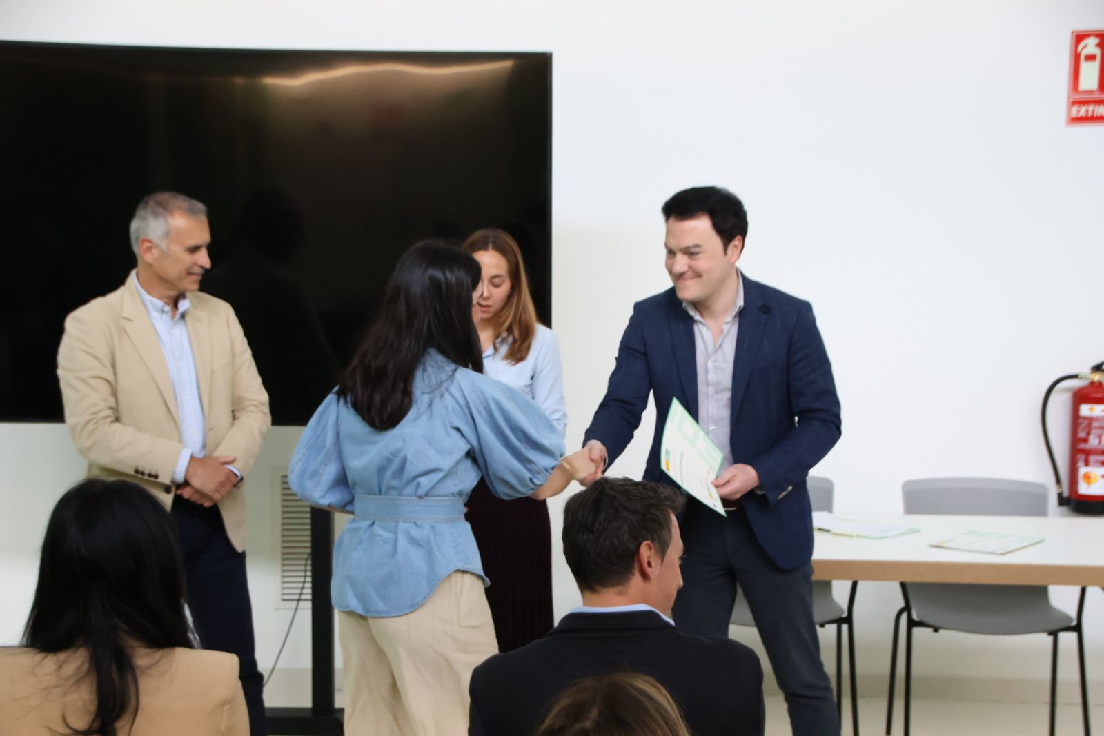 Entrega de diplomas de Centro de Alto Rendimiento Empresarial, Marketing con IA y Data Analytics de Empleo Joven