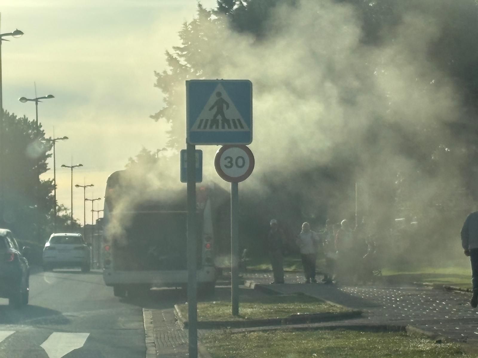 Desalojan un autobús en Santa Marta por presencia de humo