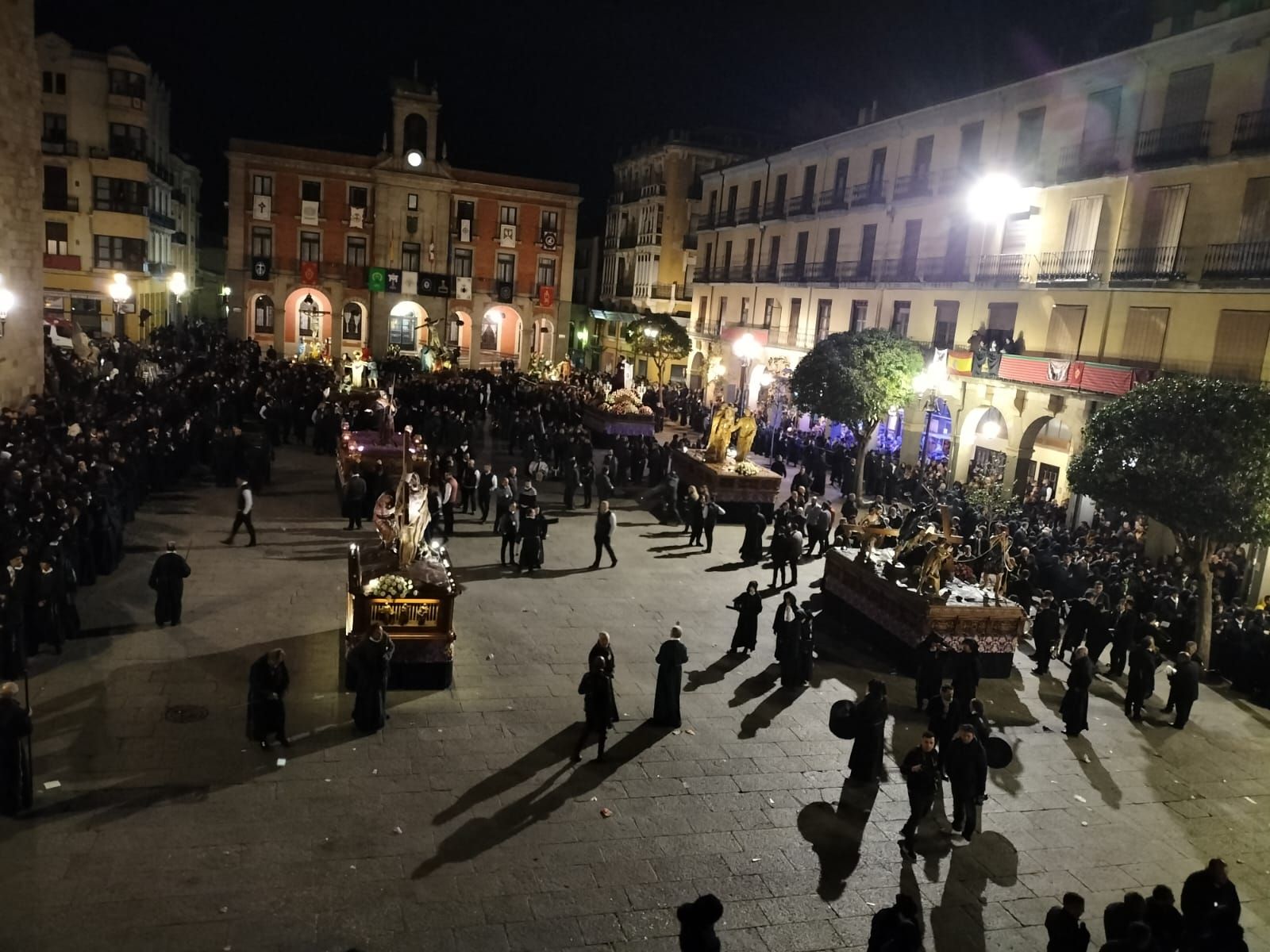 Zamora implosiona en su madrugada mágica y sube al calvario