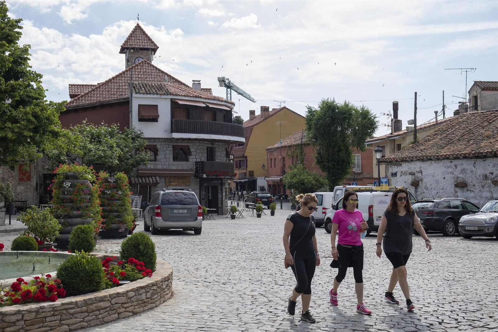 Tres mujeres pasean sin mascarilla, en el pueblo de Navacerrada | Fotografía EP Tres mujeres pasean sin mascarilla, en el pueblo de Navacerrada | Fotografía EP