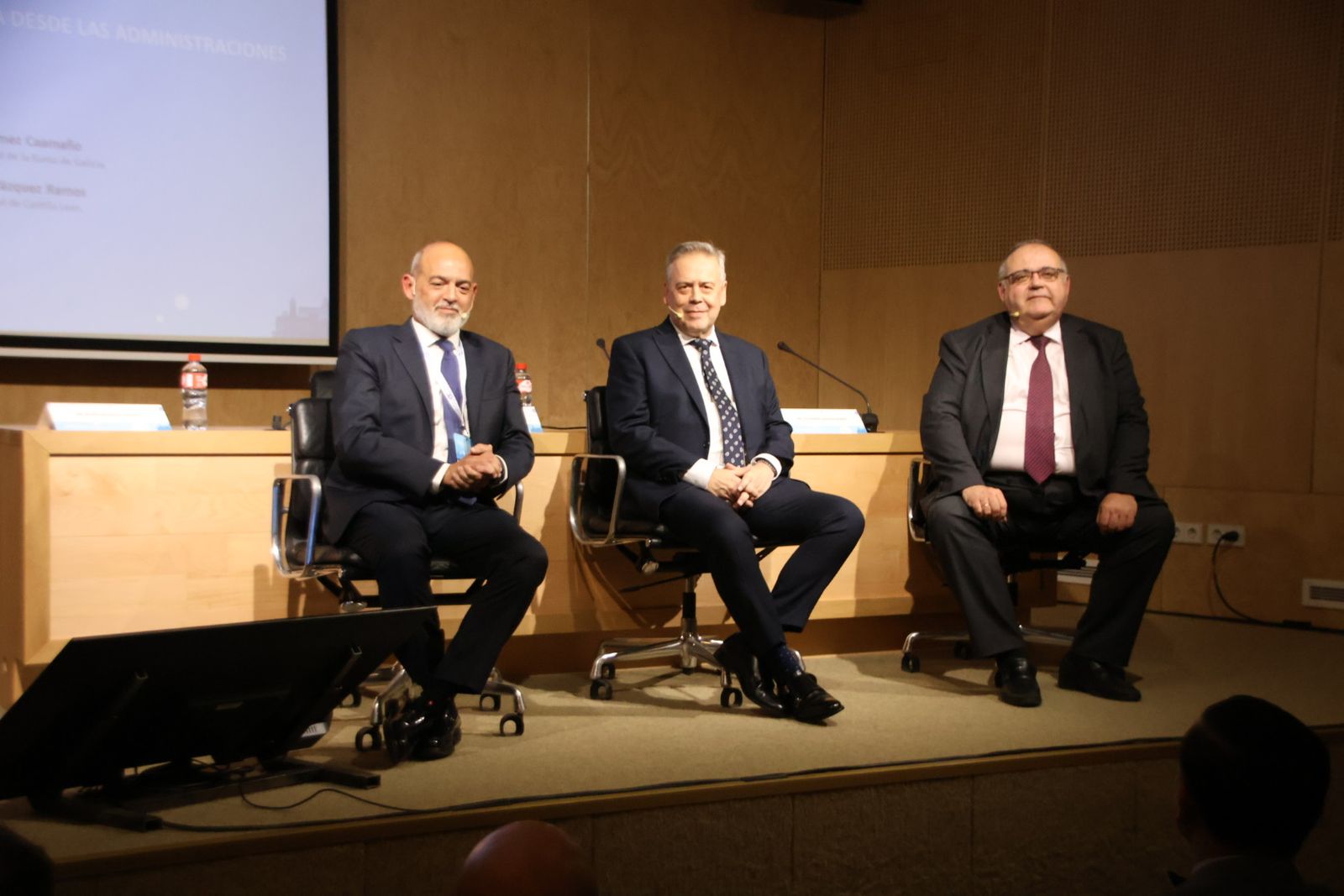 El consejero de Sanidad, Alejandro Vázquez Ramos, participa en la mesa redonda: '¿Cómo impulsar la oncología radioterápica desde las administraciones públicas? Realidades y perspectivas'