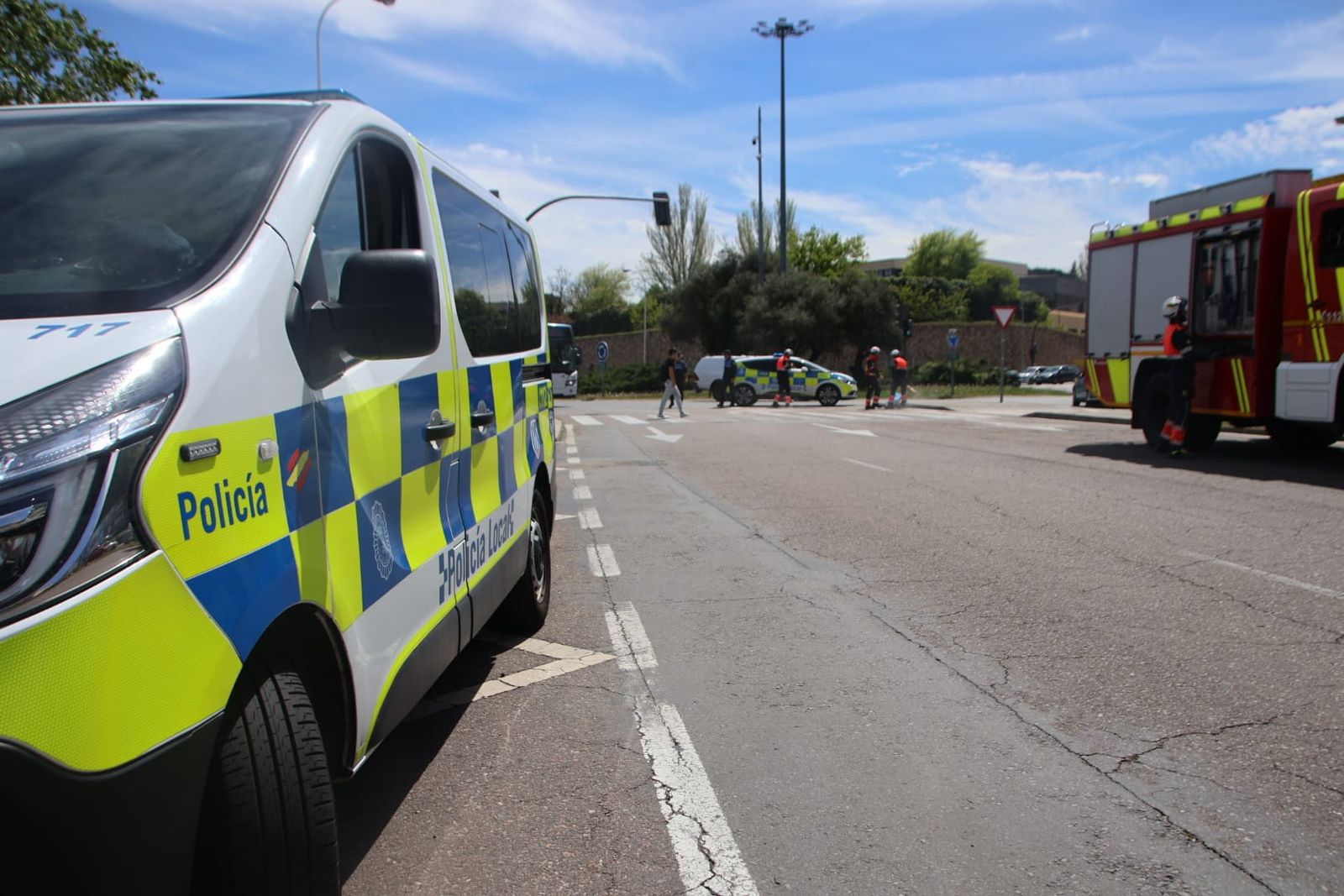Los bomberos intervienen en la glorieta Leonardo da Vinci por un vertido de aceite tras un golpe a un turismo