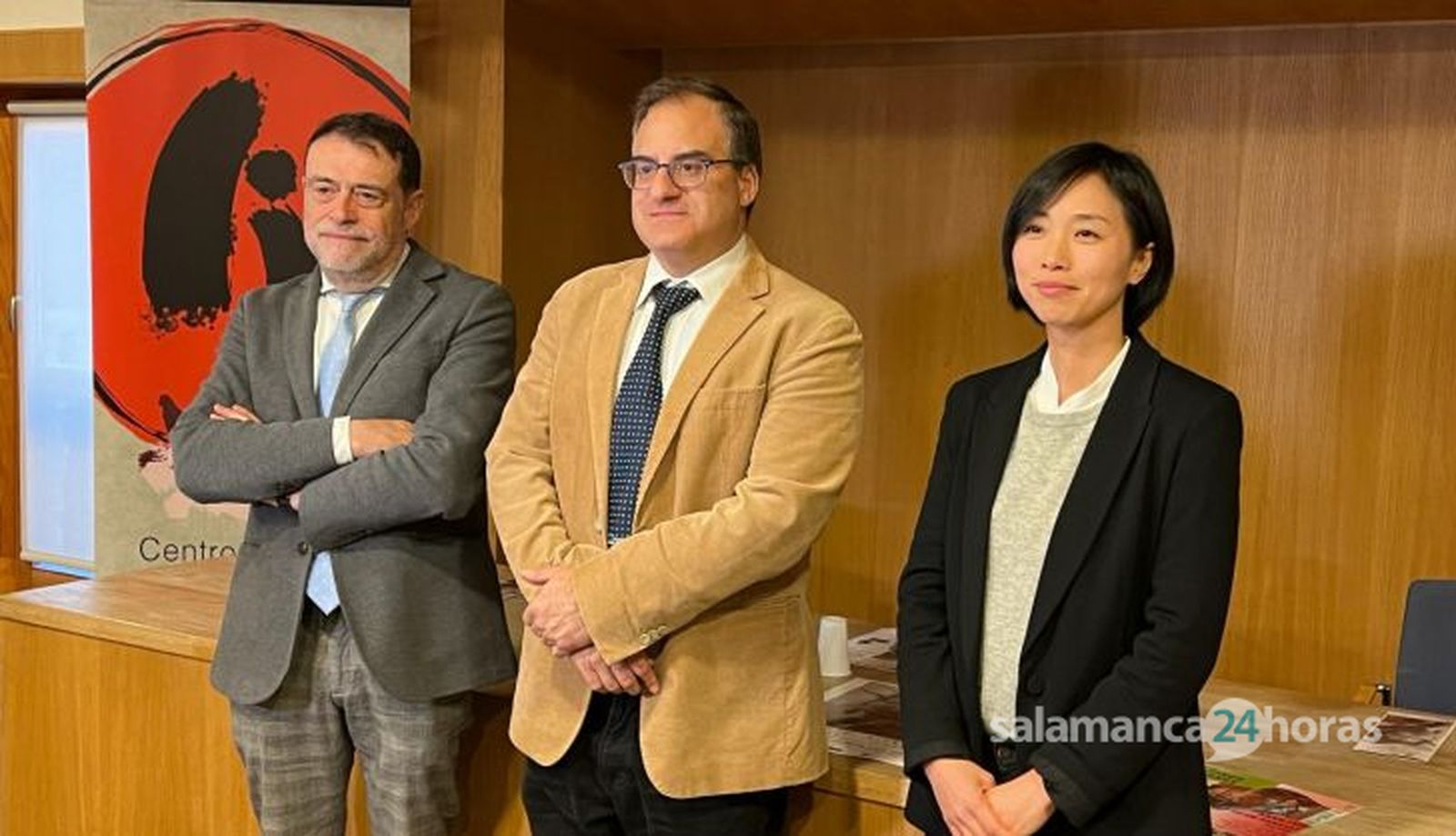 Raúl Sánchez Prieto, vicerrector de Relaciones Internacionales de la Universidad de Salamanca; José Abel Flores Villarejo, director del Centro Cultural Hispano Japonés; y Chihiro Sugiyama, asesora cultural del Centro Cultural Hispano Japonés en la presentación de la XXIII Semana Cultural de Japón de la USAL 