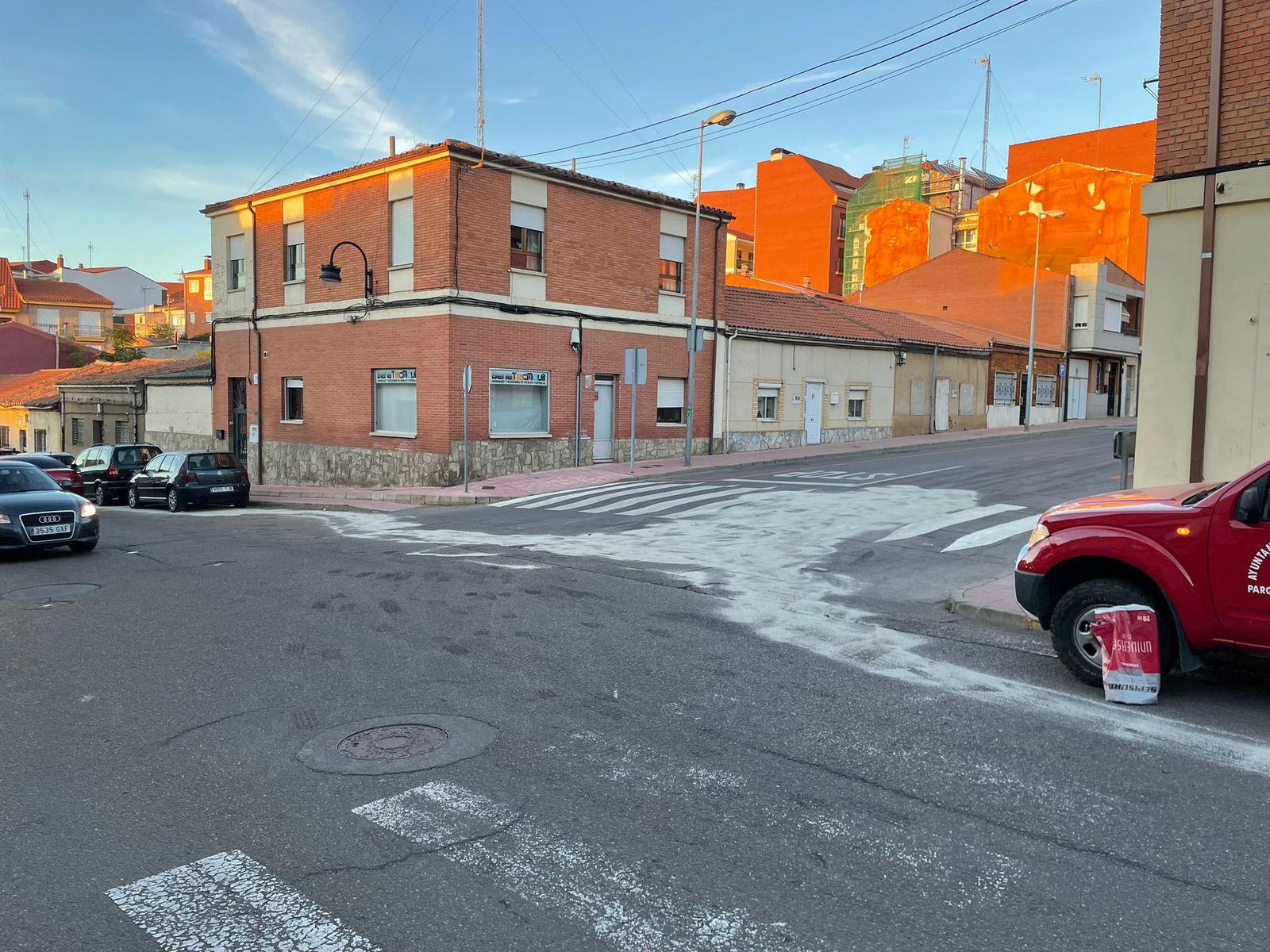 Sepiolita en la vía tras el derrame de líquido de un vehículo en Benavente