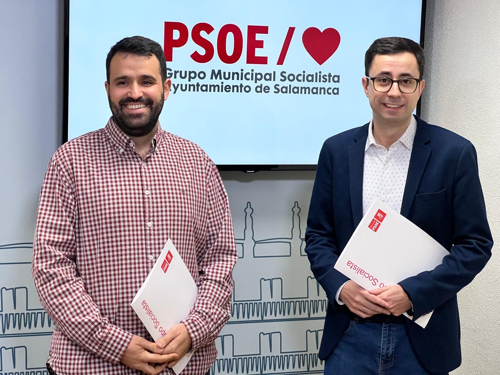 El portavoz del Grupo Municipal Socialista en el Ayuntamiento de Salamanca, José Luis Mateos, y el concejal Álvaro Antolín en rueda de prensa. Foto Salamanca24horas.com