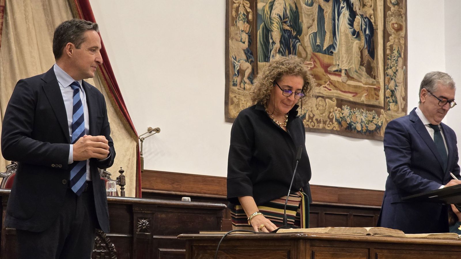 El rector de la Universidad de Salamanca preside el acto de toma de posesión de nuevos cargos académicos y del personal docente e investigador