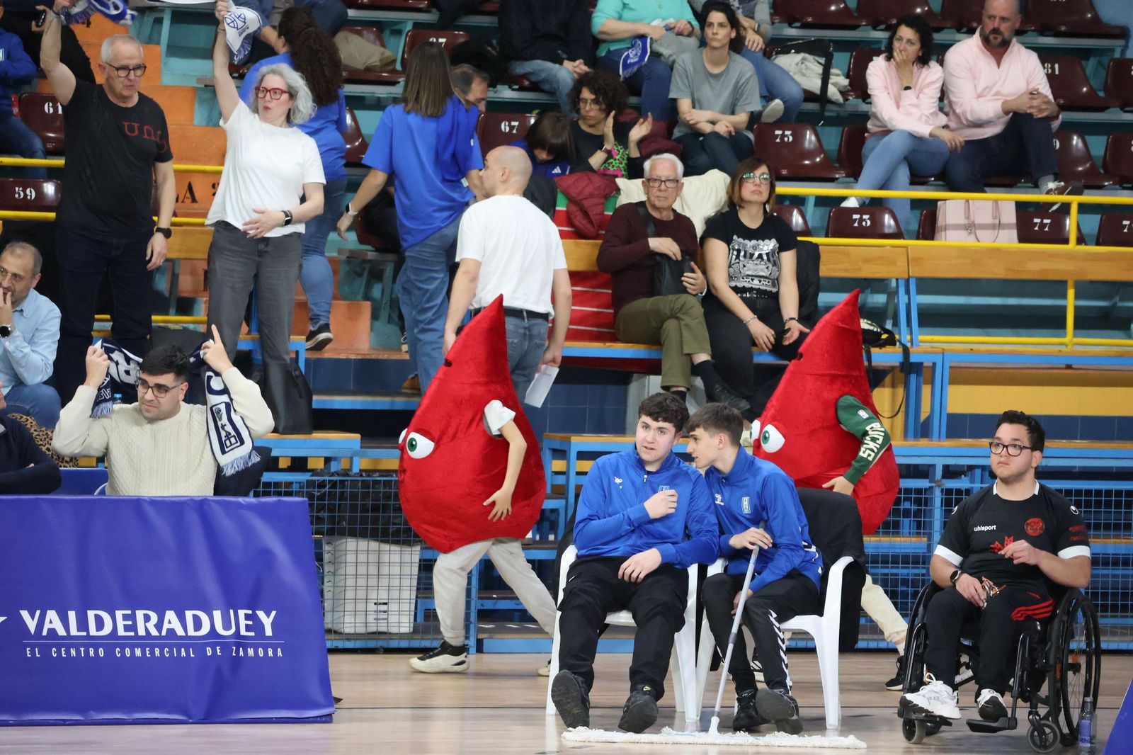 Representación de la Hermandad de Donantes durante el partido