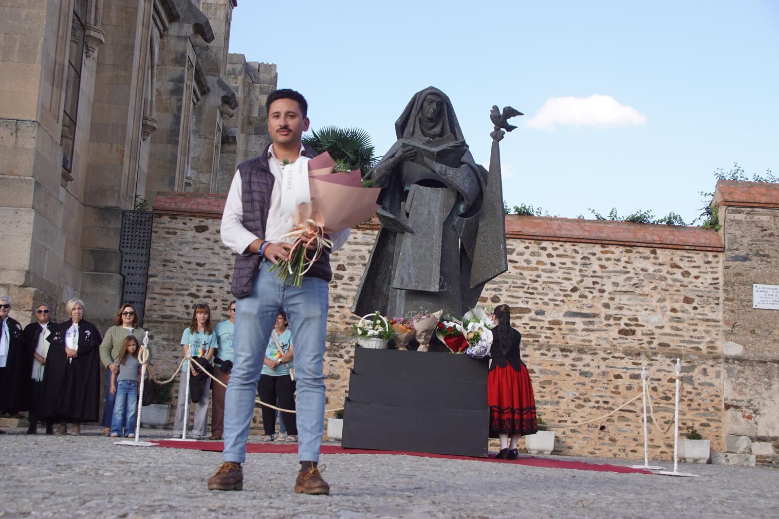 Ofrenda Floral a Santa Teresa en Alba de Tormes (21).jpeg