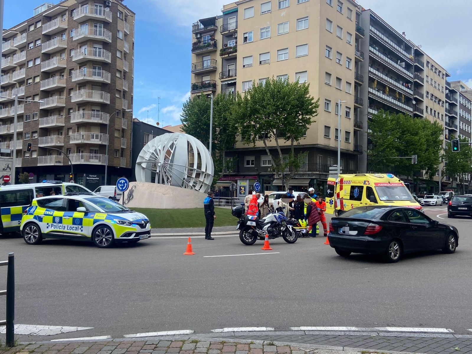 Un repartidor en moto accidentado en la rotonda de la UDS