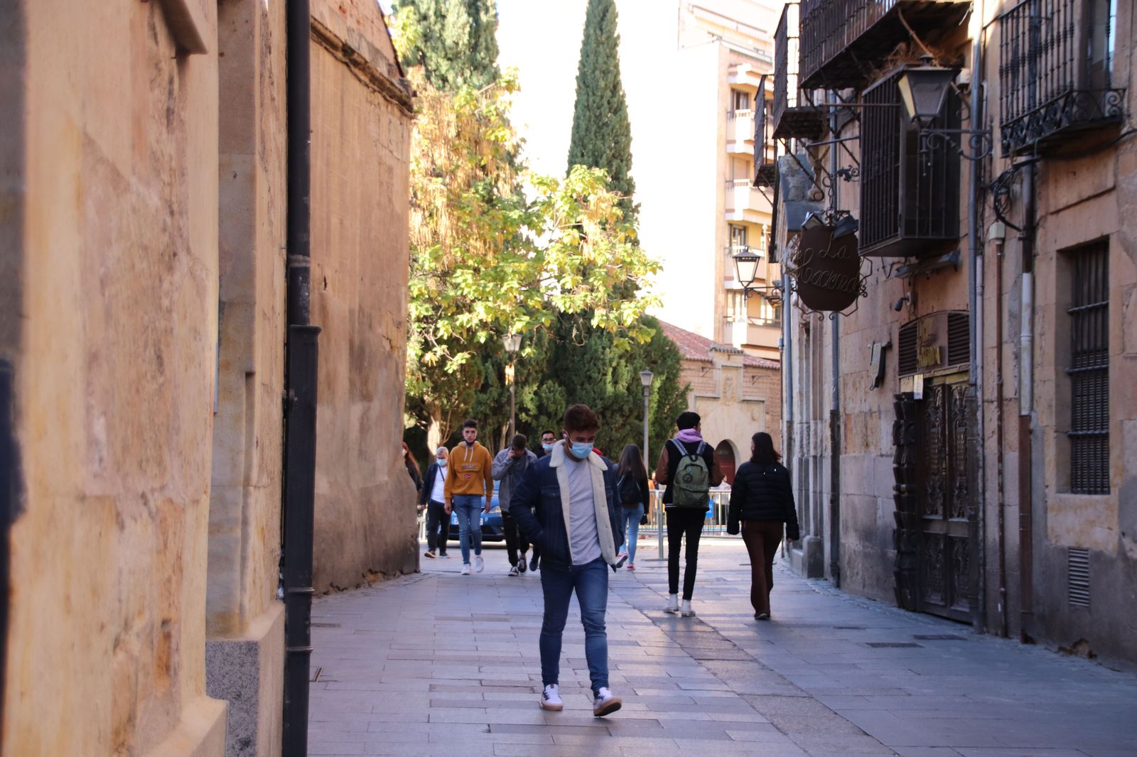 Gente paseando en otoño, salamanca. imagen archivo.