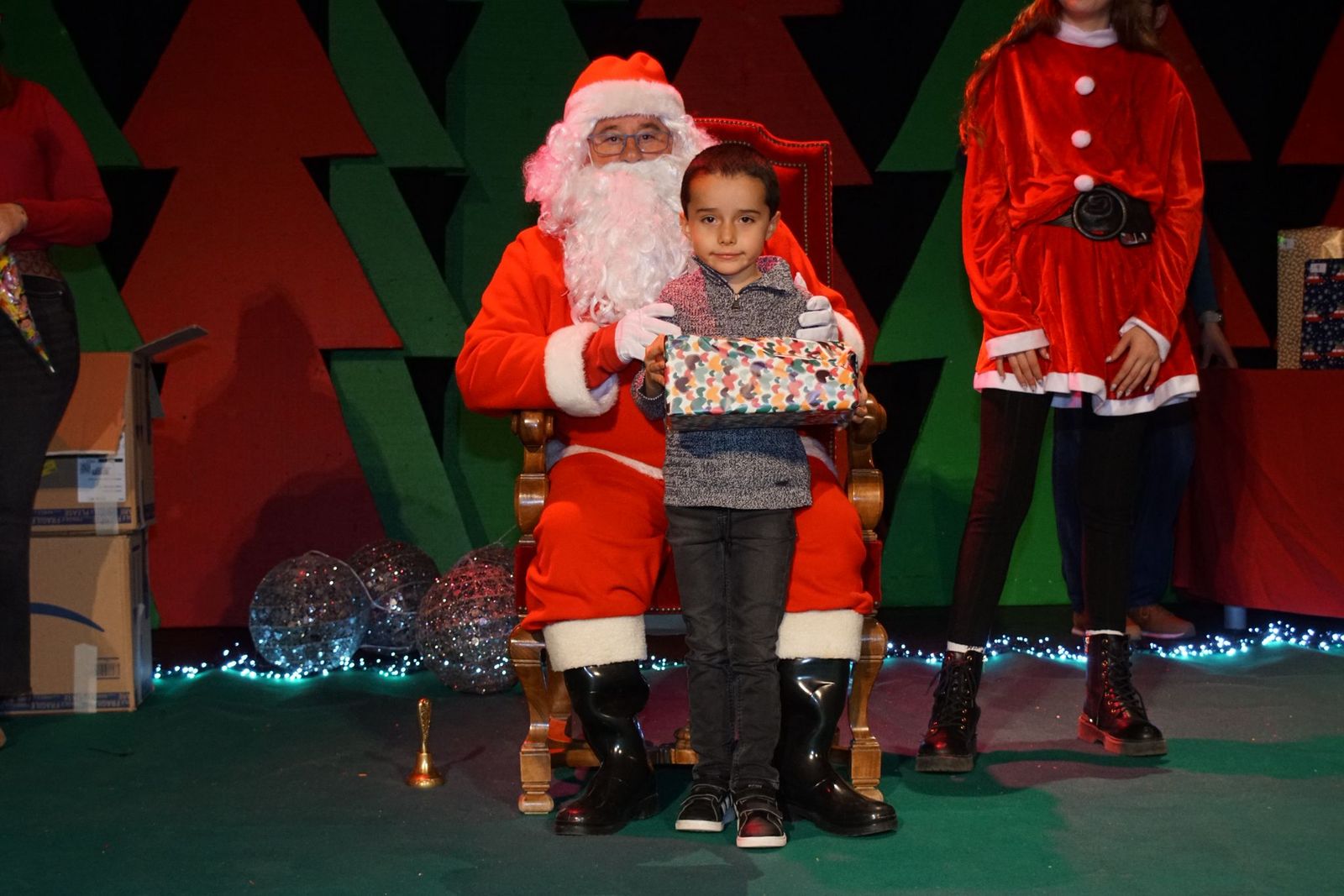 Papá Noel recorre las calles de Alba de Tormes y entrega regalos a los niños