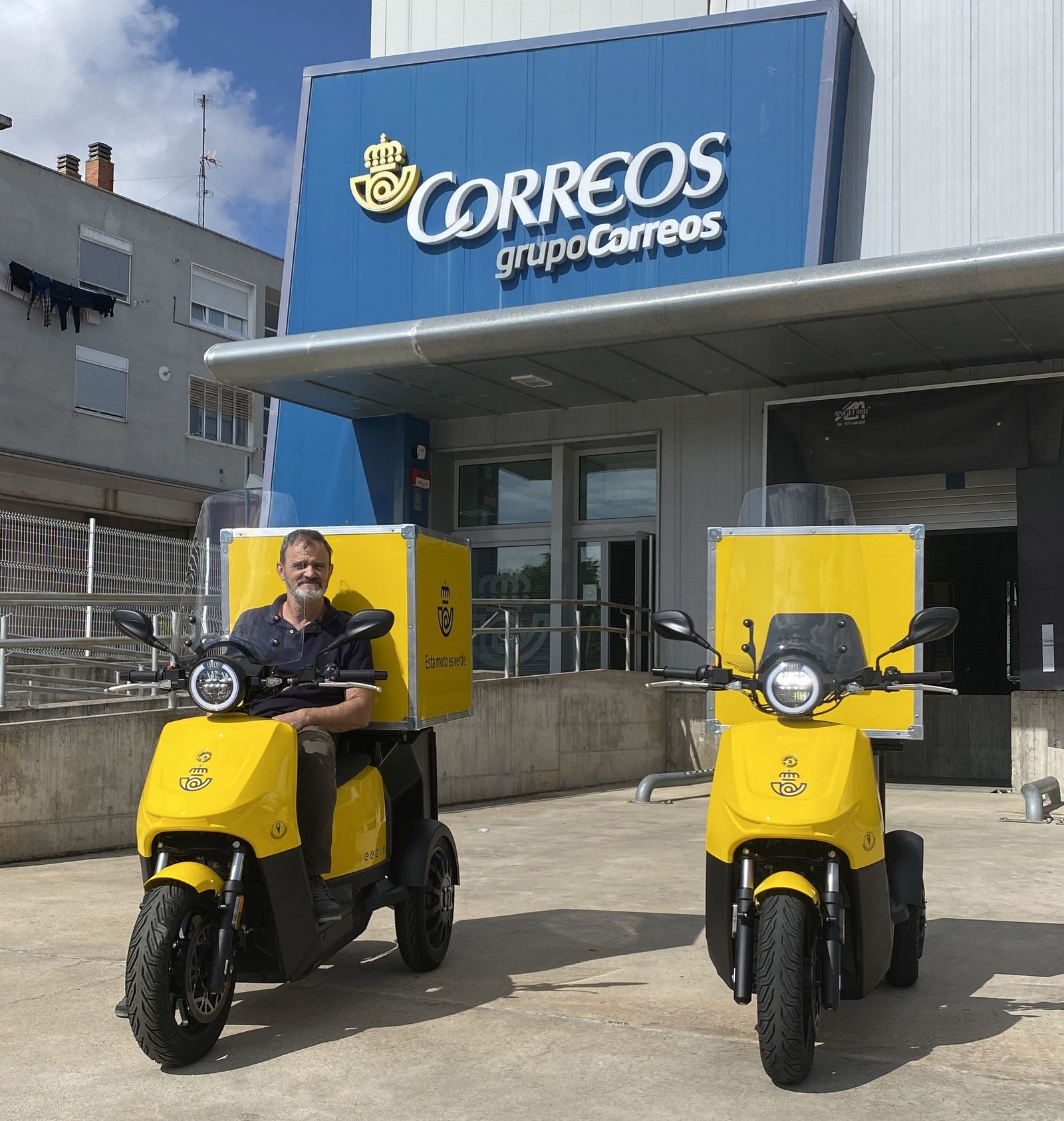 Correos ya reparte en Salamanca con 2 motos eléctricas de tres ruedas (2...