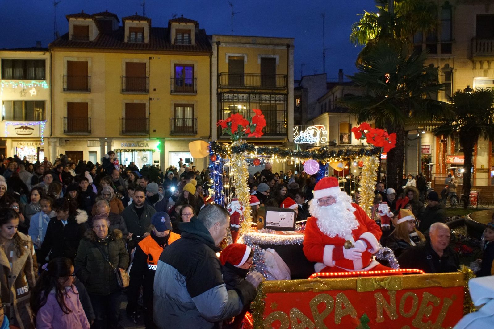 Papá Noel recorre las calles de Alba de Tormes y entrega regalos a los niños