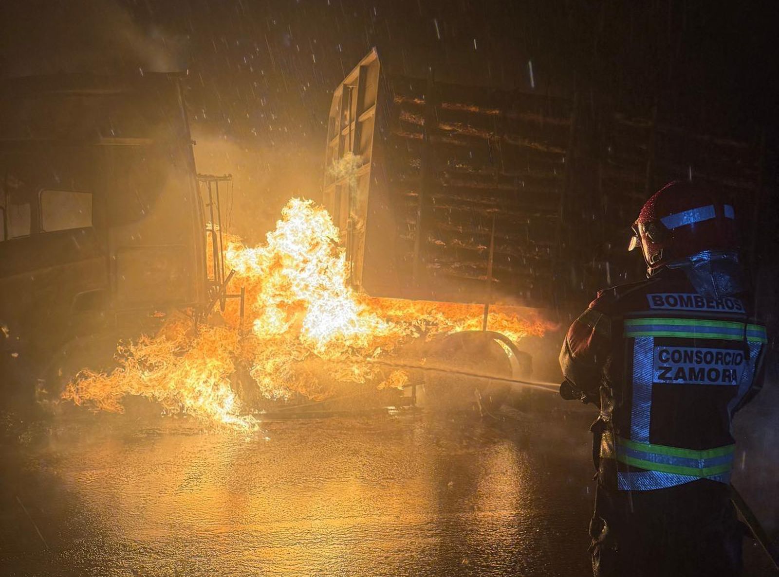 Incendio de un camión en la A-52 esta noche