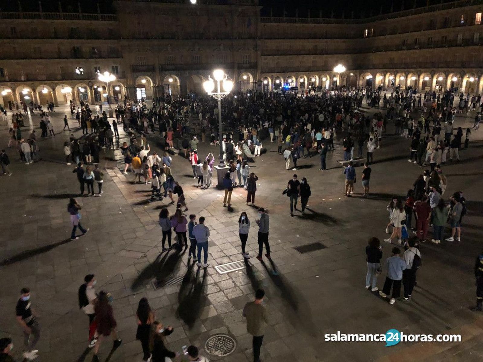 Las increíbles imágenes de la Plaza Mayor de Salamanca abarrotada para vivir el final del estado de alarma