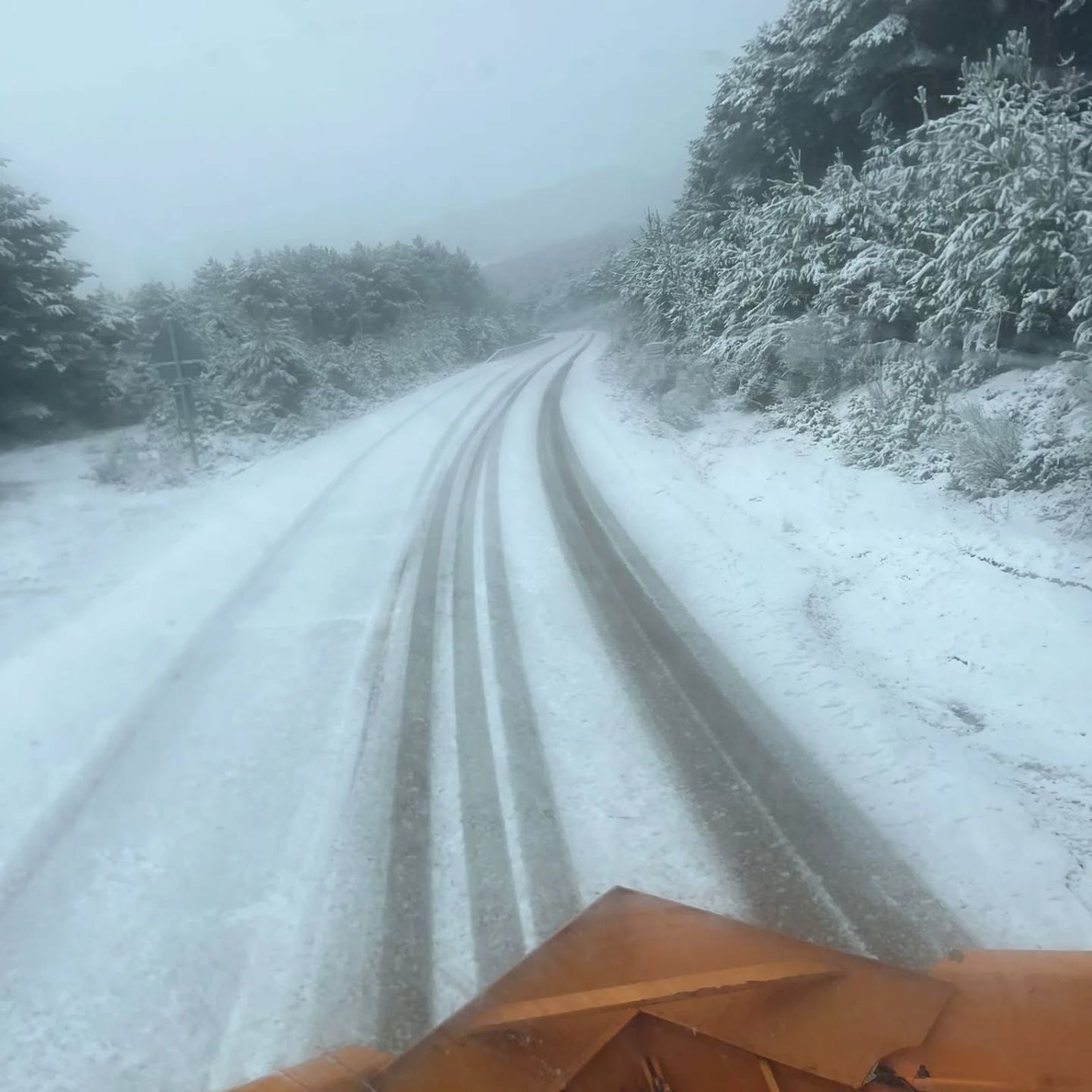 Nieve en las carreteras de Sanabria este martes