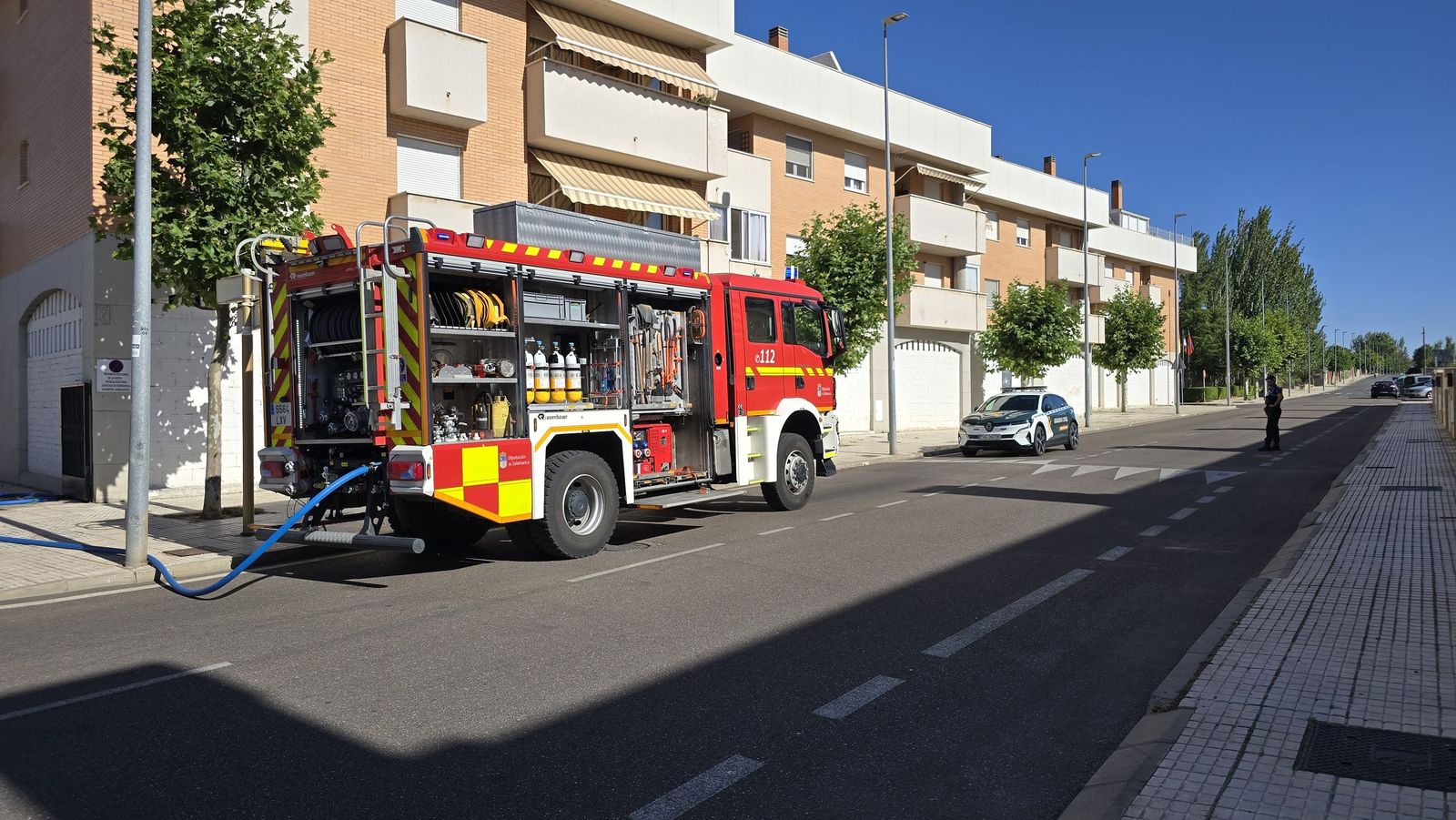 Incendio en una vivienda en los edificios La Yedra en Santa Marta de Tormes con la Policía Local y la Guardia Civil de Salamanca