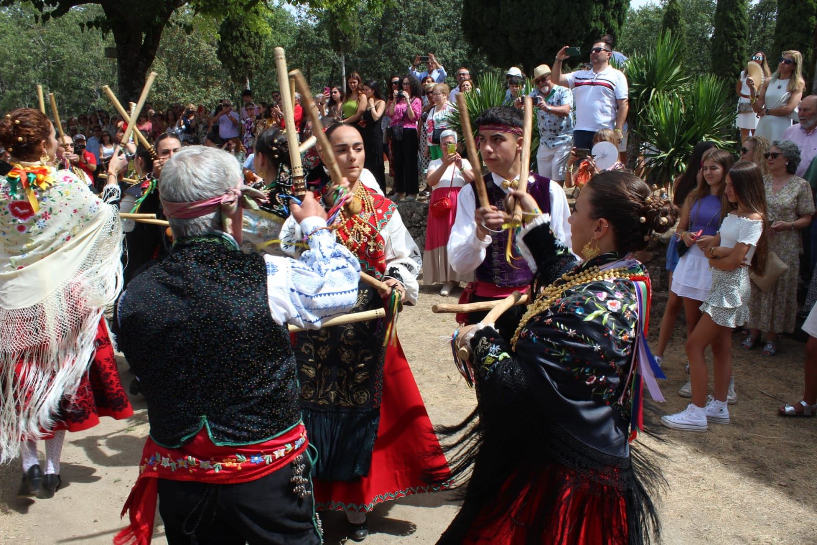solemne-misa-en-la-iglesia-del-robledo-de-sequeros-procesion-y-ofertorio-25
