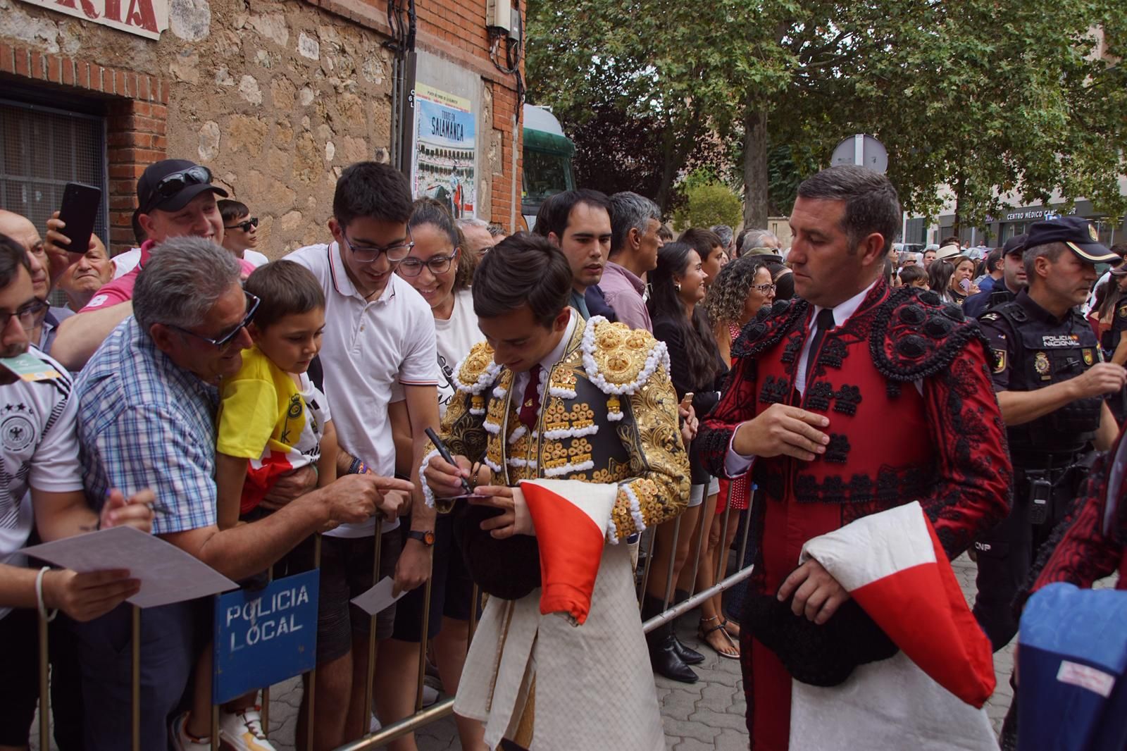 Gran ambiente en La Glorieta para la tarde de toros de Morante de la Puebla, Ismael Martín y Marco Pérez
