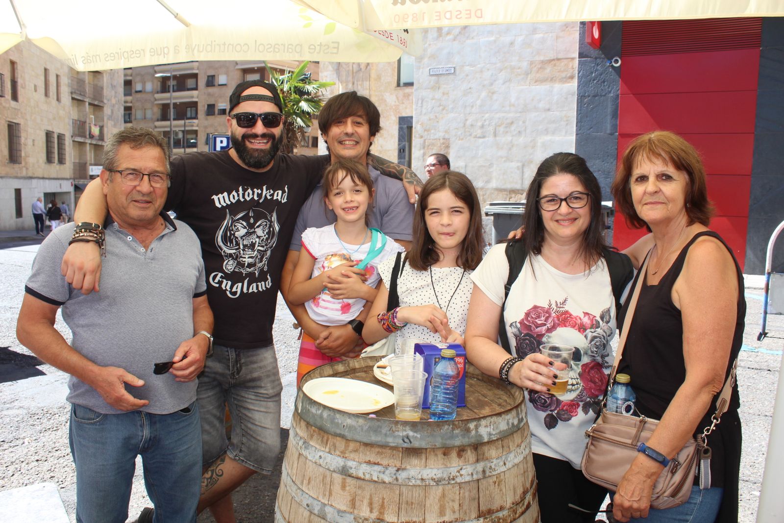 Ambiente en la Feria de Día en el mediodía de este domingo