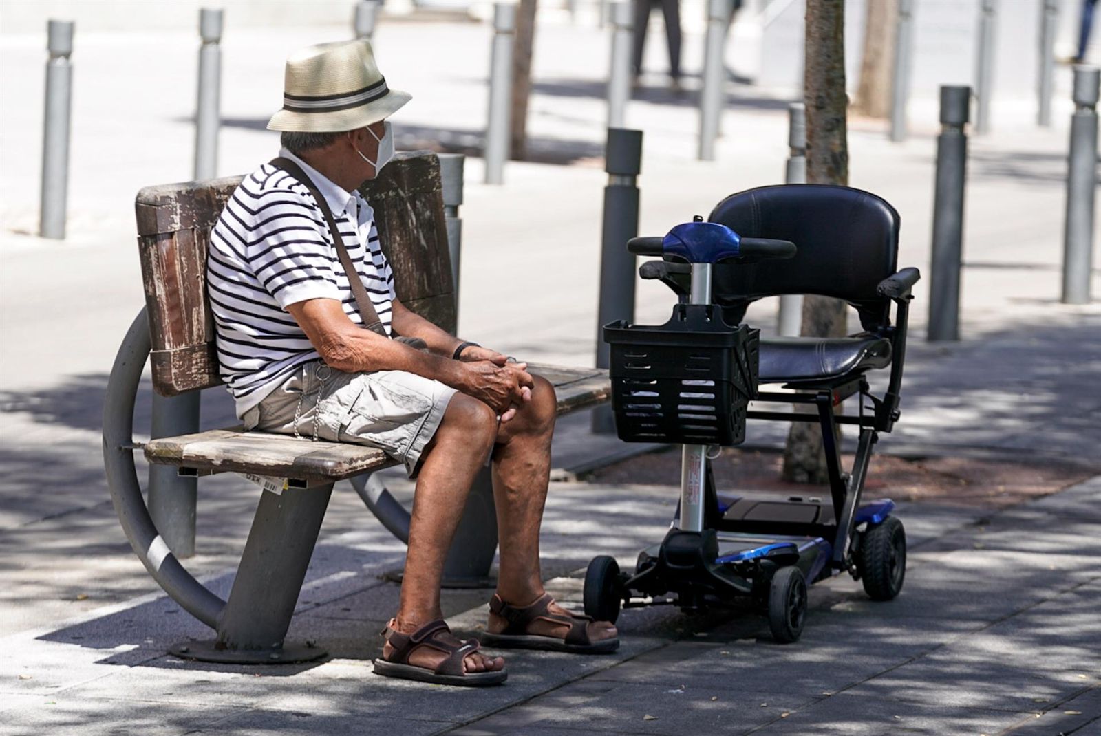 Un anciano con mascarilla sentado en un banco, a 27 de julio de 2021, en Madrid, (España). Foto: EP. Un anciano con mascarilla sentado en un banco, a 27 de julio de 2021, en Madrid, (España). Foto: EP.