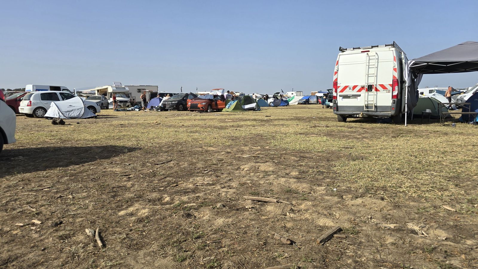 Sigue la rave con cientos de campistas en el entorno del pantano de Santa Teresa