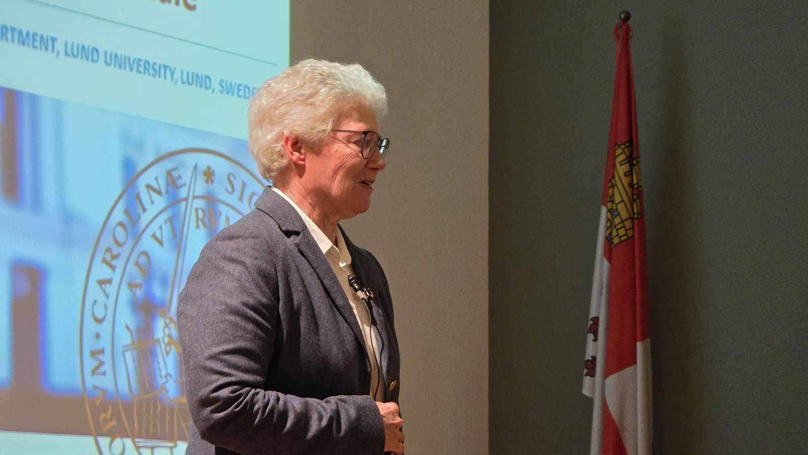 La Premio Nobel de Física 2023 Anne L'Huillier imparte un seminario sobre los últimos avances en pulsos ultracortos y su impacto en la exploración de la dinámica electrónica en la materia