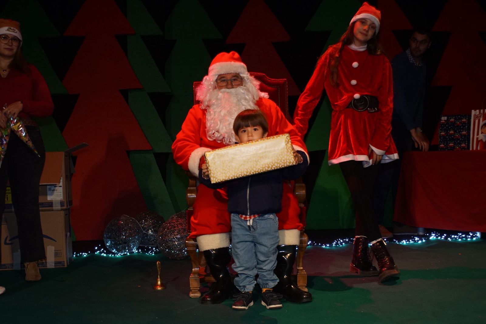 Papá Noel recorre las calles de Alba de Tormes y entrega regalos a los niños