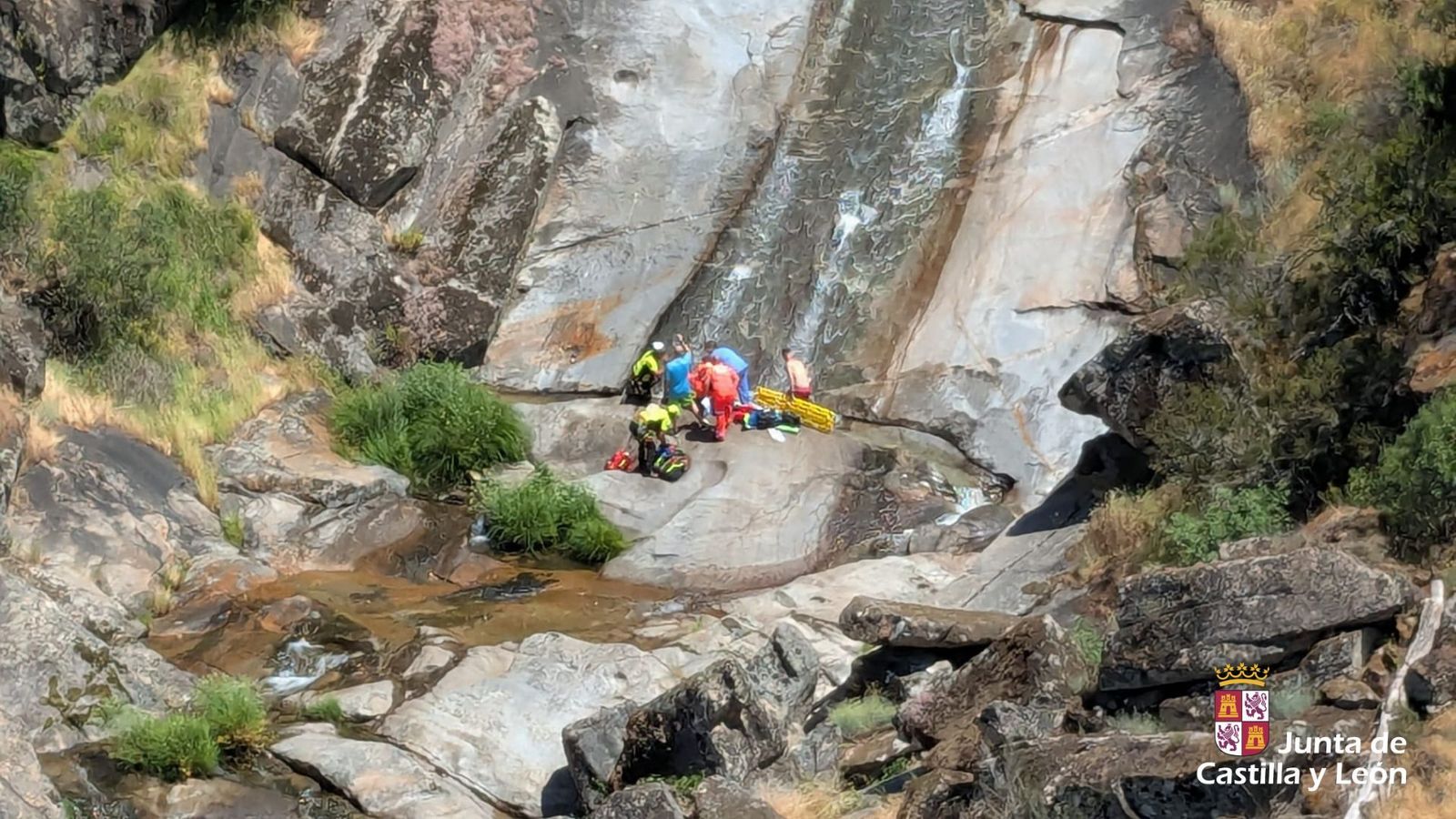 Rescatan a una joven tras sufrir una fractura al caer 20 metros en las cascadas del Pozo del Tío Felipe. 112 CyL