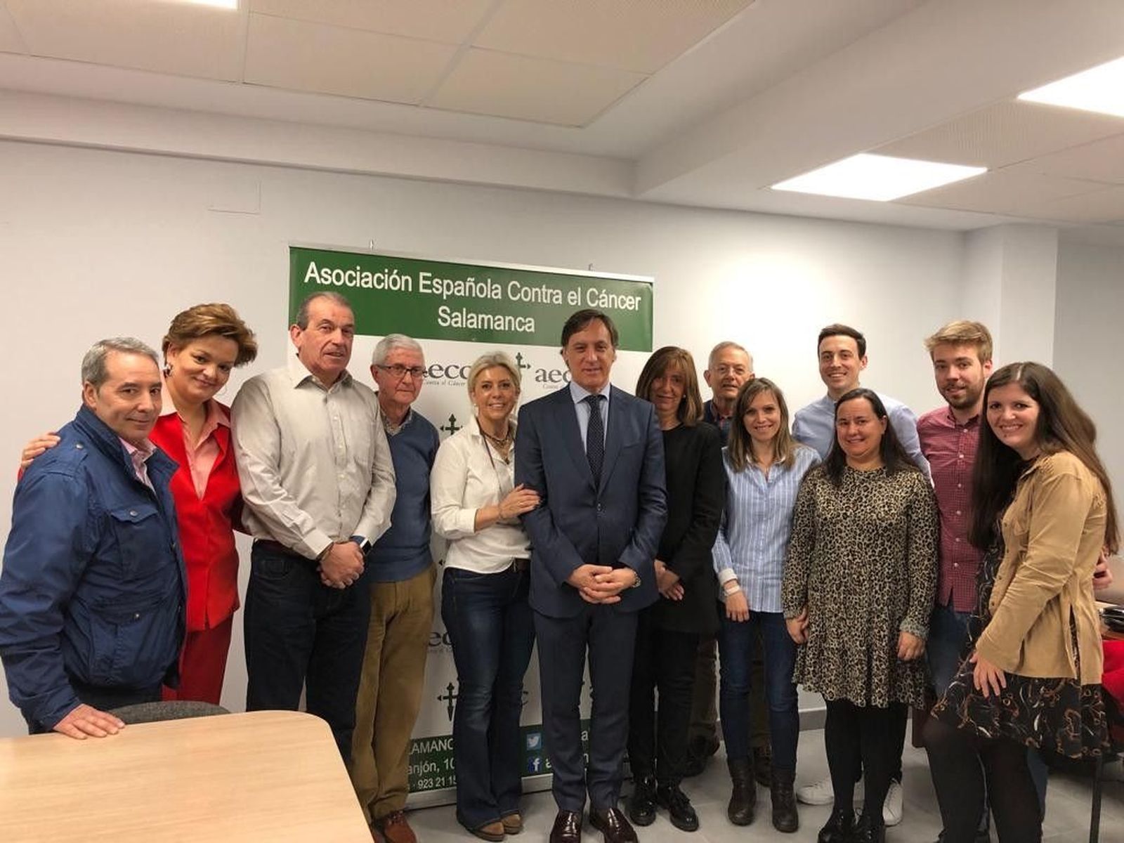 Alcalde visita Asociacion Contra el Cancer