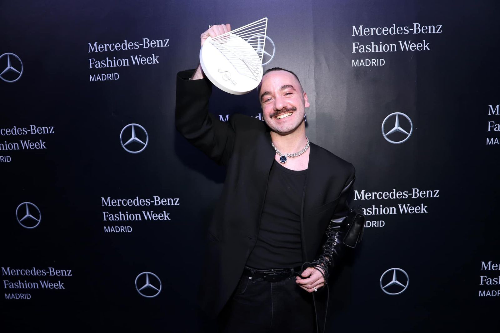 Imagen del zamorano posando con su premio Fashion Week Imagen del zamorano posando con su premio Fashion Week