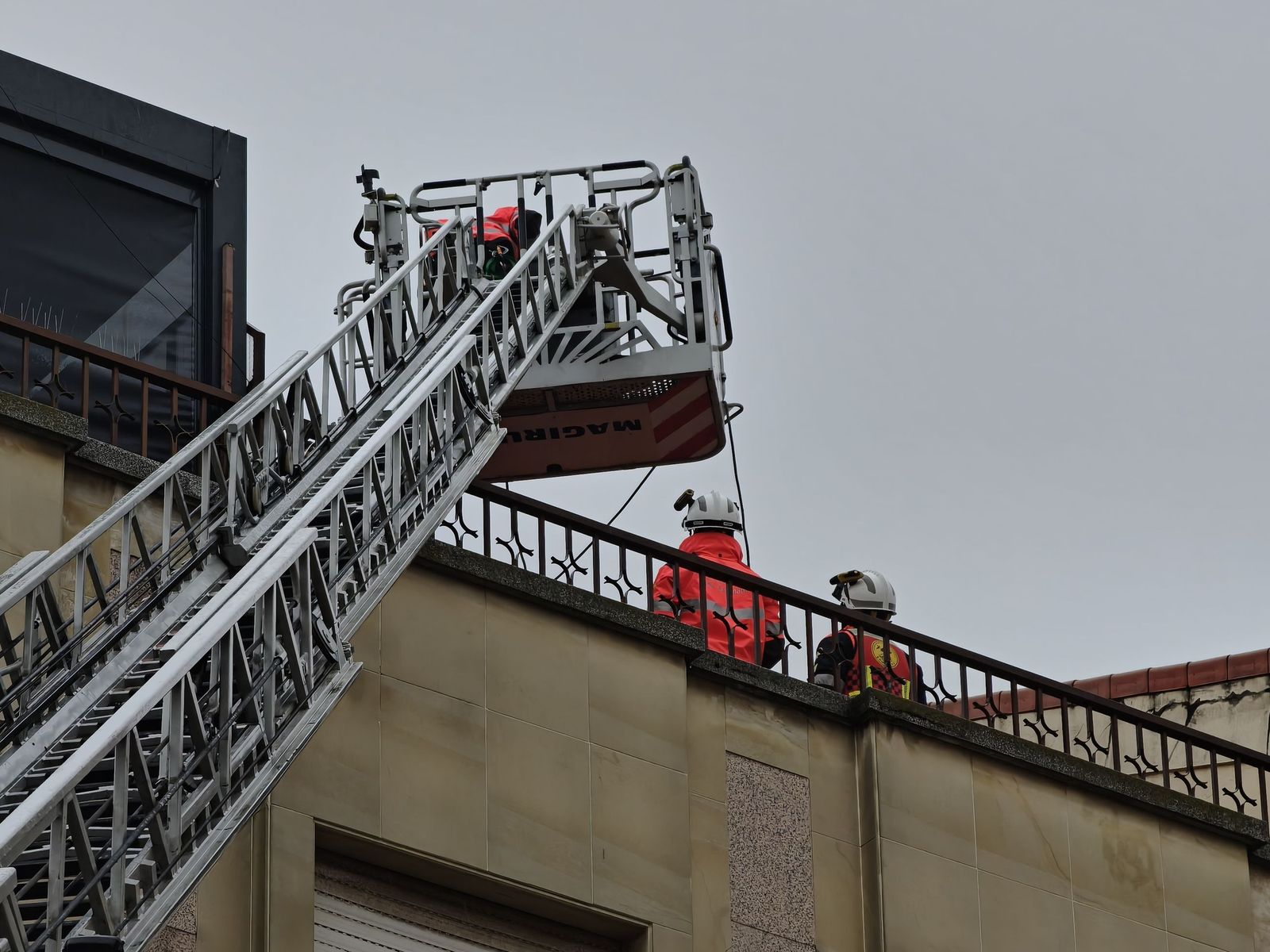 Una antena cae en la vía pública en el paseo del Gran Capitán