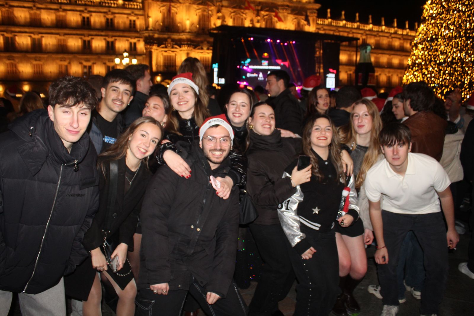 Miles de personas disfrutan de las campanadas y la fiesta del Fin de Año Universitario