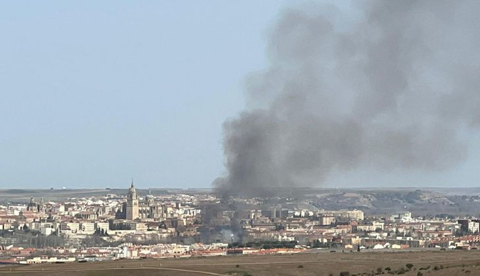 La columna de humo era visible desde las localidades del alfoz La columna de humo era visible desde las localidades del alfoz