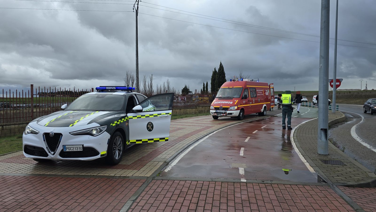 guardia-civil-y-bomberos-en-un-accidente-en-la-rotonda-del-helmantico-fotos-andrea-m-4