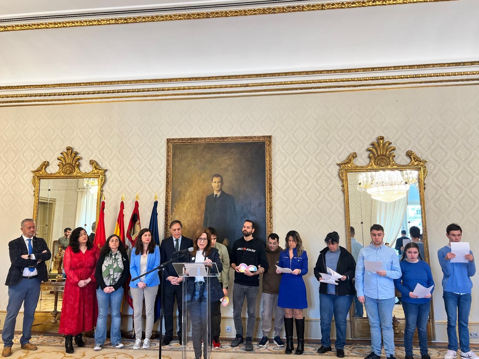 personas-con-tea-visitan-el-ayuntamiento-de-salamanca-en-el-dia-mundial-de-concienciacion-sobre-el-autismo-15