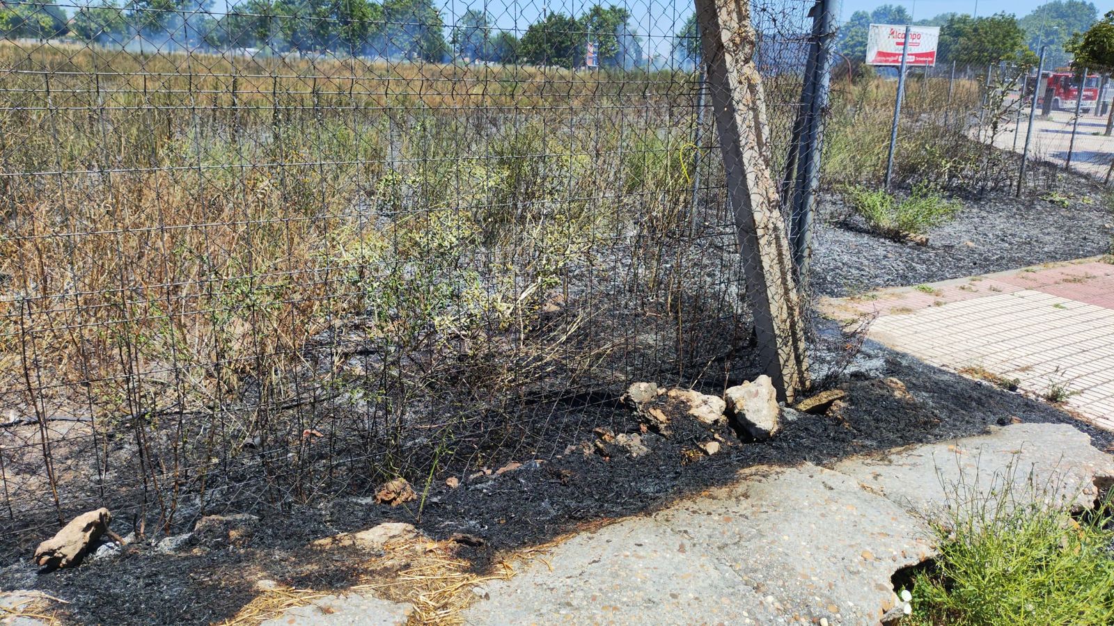Bomberos trabajan en un incendio en el camino de las Aguas (3)
