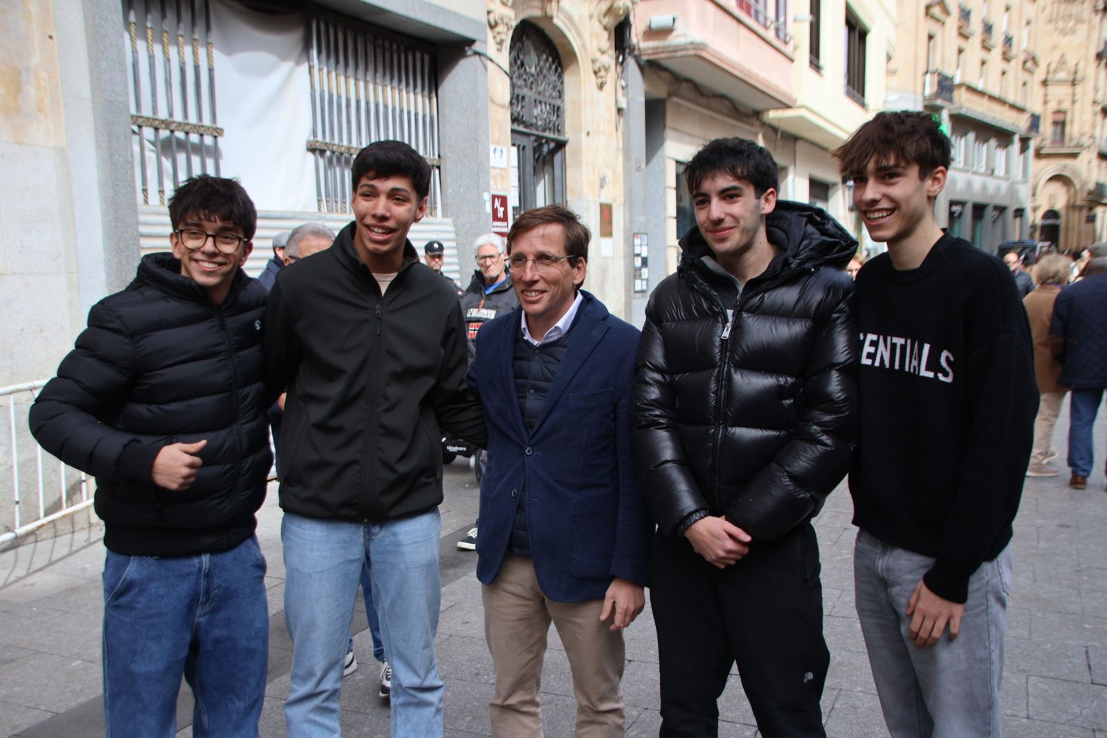 Almeida visita la carpa del pp del Liceo