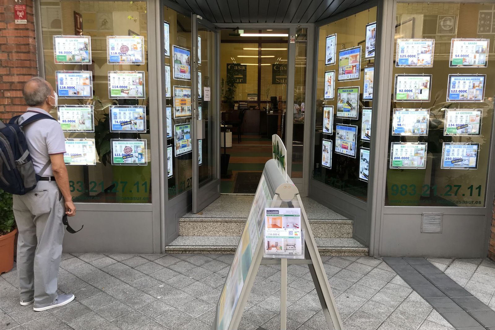 Anuncios de venta y alquiler de viviendas en una inmobiliaria. ICAL