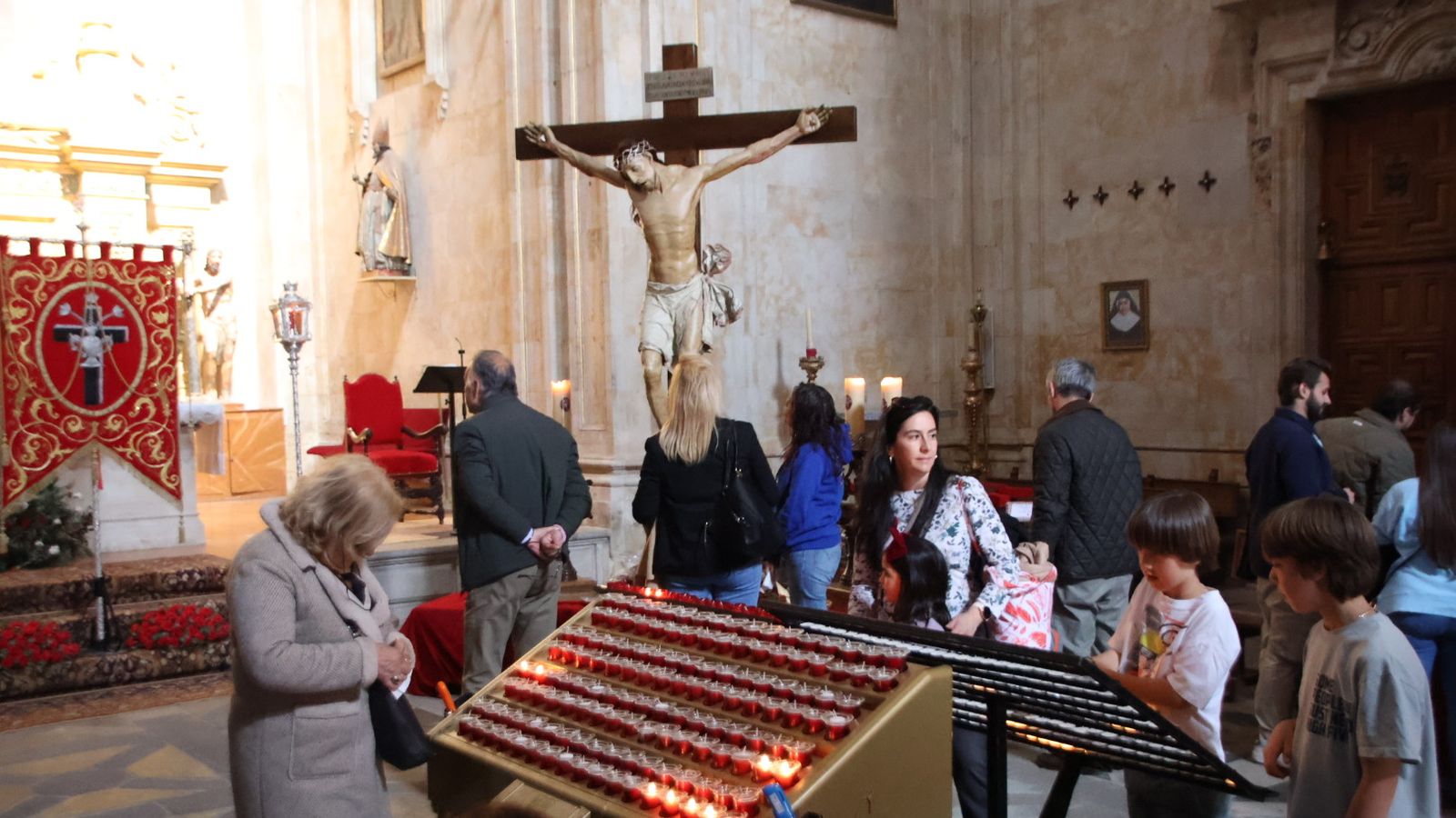 Besapiés del Cristo de la Agonía Redentora y el Cristo Yacente durante la Semana Santa 2026