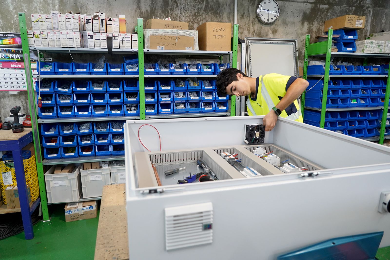 Manuel Laiz, alumno de un Grado Medio del Instituto Cristo rey realizando prácticas. Foto: Leticia Pérez (Ical)