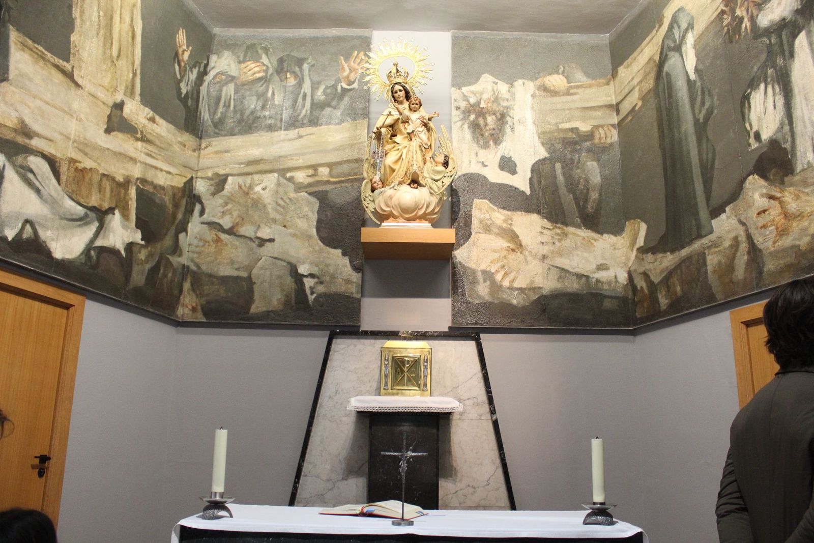 Mural ‘Vía Crucis’ de Gerardo de No en la Capilla del hospital Los Montalvos. Fotos Carlos H.G