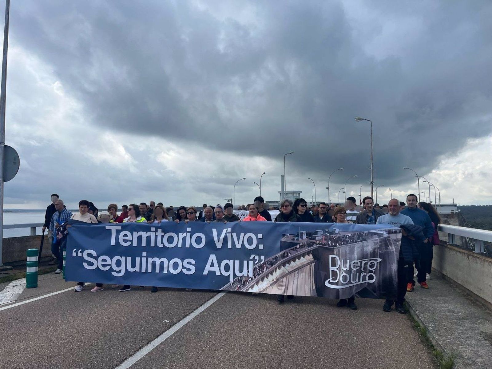 Miles de personas forman una cadena humana contra la "privatización" de los espacios públicos en la presa de Almendra - (AECT) DUERO-DOURO