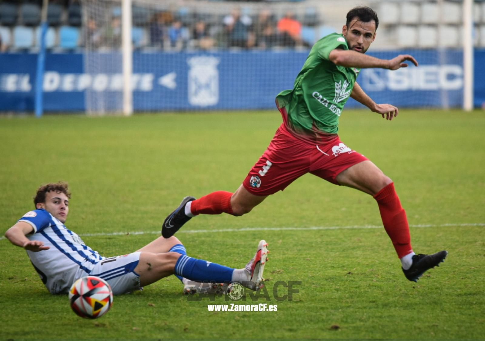 Luismi Luengo disputando un balón en el Gimnástica de la Torrelavega - Zamora CF.