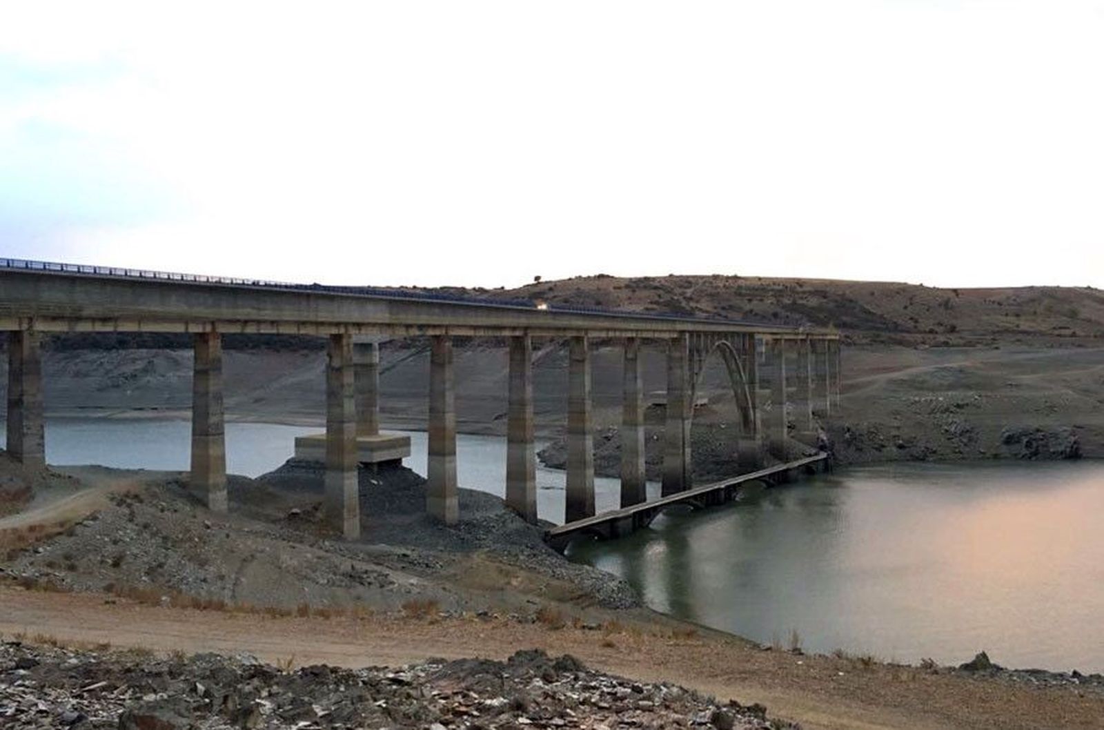 Embalse sequia puente manzanal