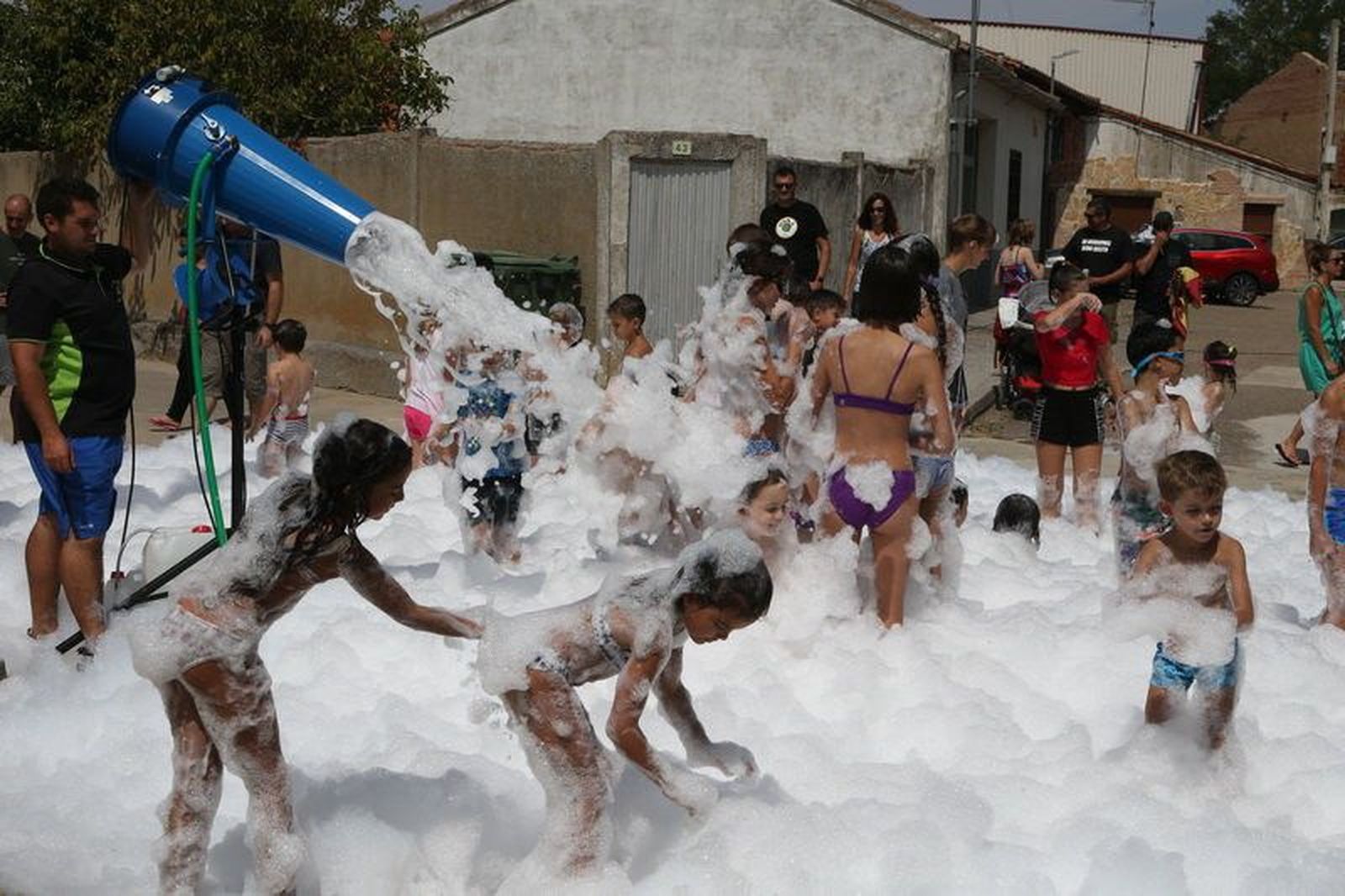 Divertida jornada de viernes en La Vellés con la fiesta de la espuma