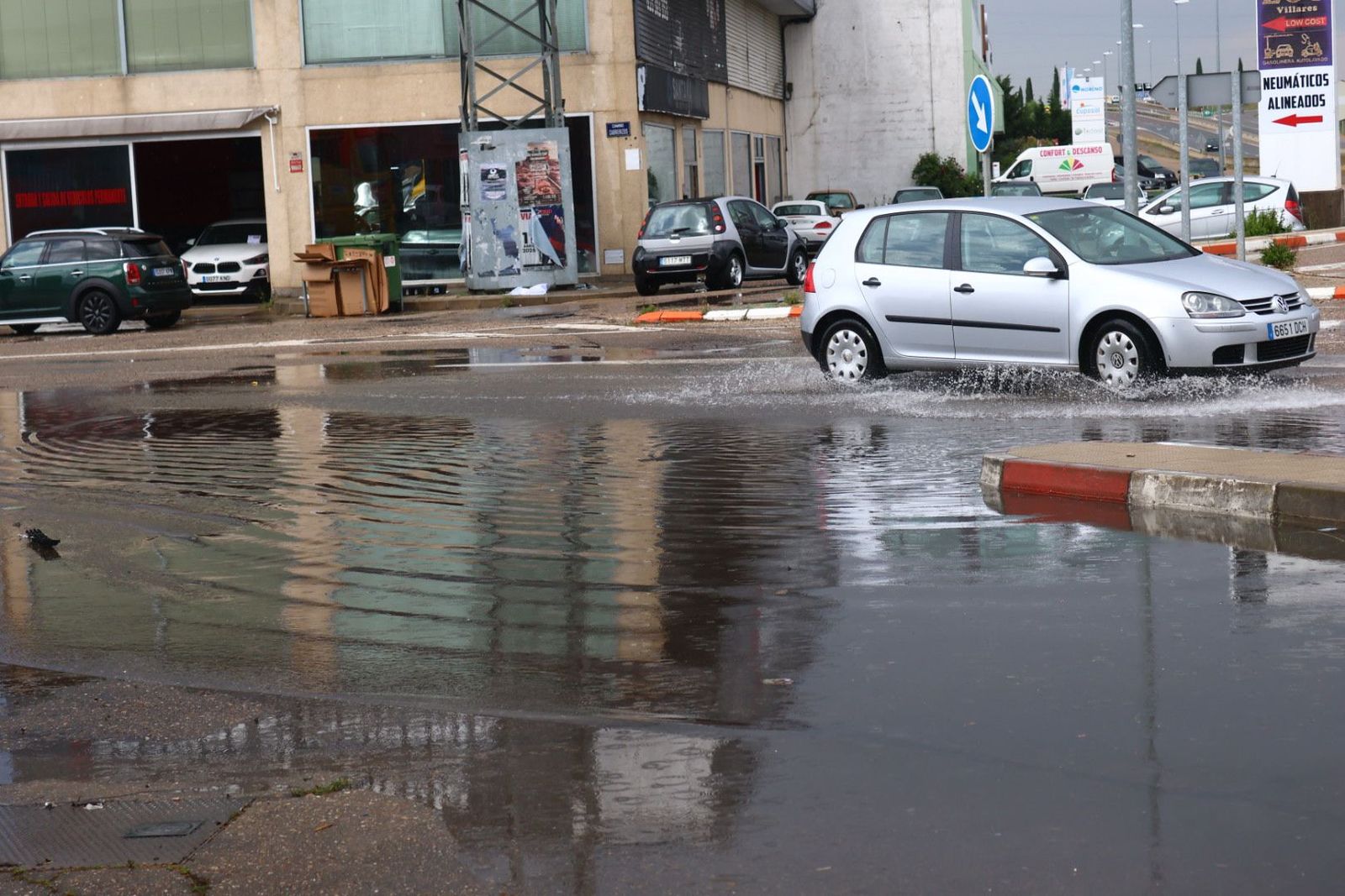 Una intensa tromba de agua con granizo inunda en pocos minutos parte del polígono de Los Villares