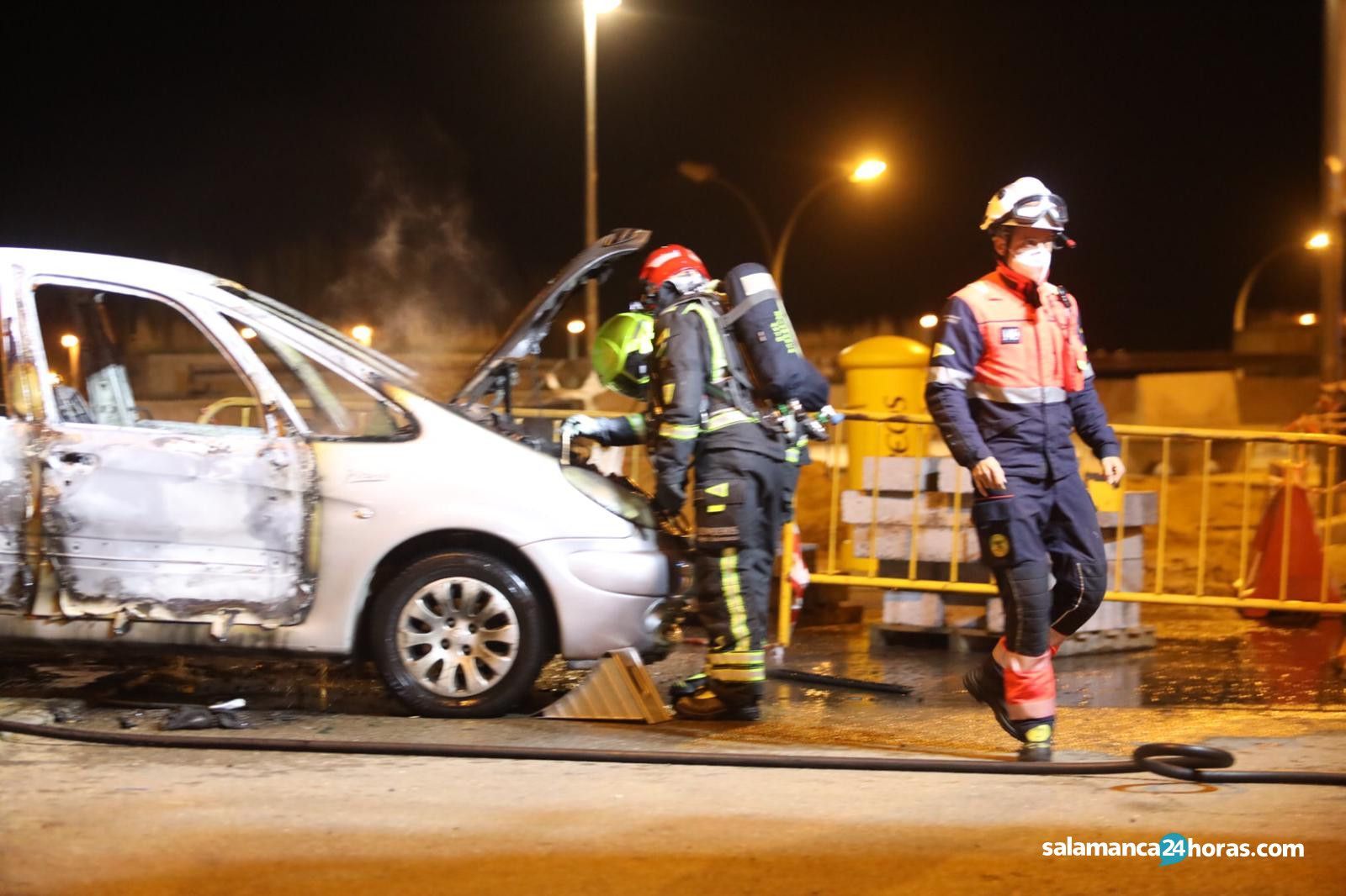 Incendio coche calle diego pisador bomberos policia (5)